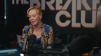 Hacks S05E09 The Garden